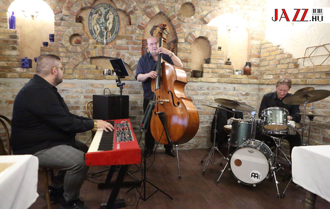 A 2025-ös kaleidoszkóp blues – április