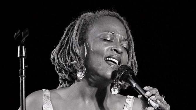 Cassandra Wilson amerikai jazzénekesnő fekete-fehér koncertfotón