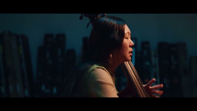 Linda May Han Oh bőgőn a Hallucinations című videóban