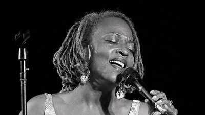 Cassandra Wilson amerikai jazzénekesnő fekete-fehér koncertfotón