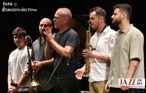 FESZTIVÁLNYITÁNY ÁLLÓTAPSSAL, NÉGY RÁADÁSSAL